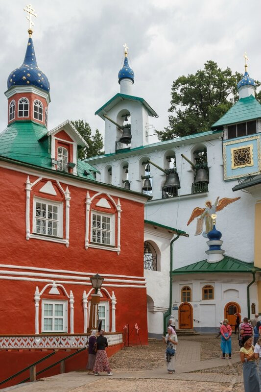 Колокольня и здание ризницы и библиотеки, Псково-Печерский монастырь