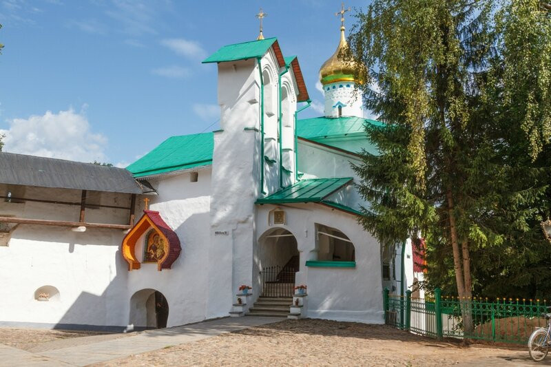 Никольская башня и церковь Николая Ратного, Псково-Печерский монастырь