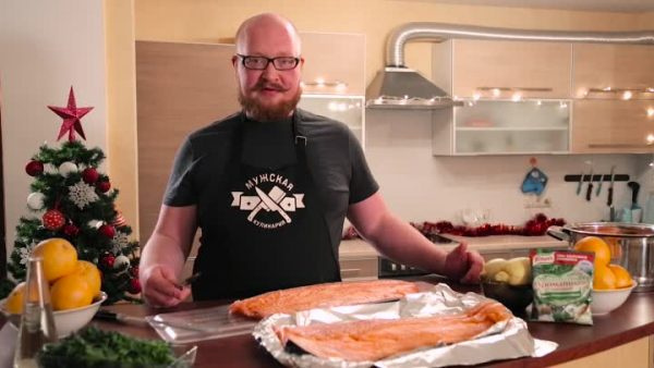 Мужчина готовит красную рыбу