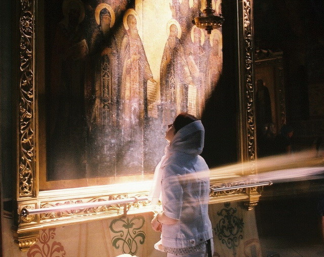 Девушка в церкви перед иконой
