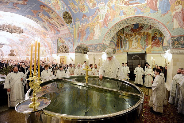 Как и когда правильно освятить крестик в церкви или дома