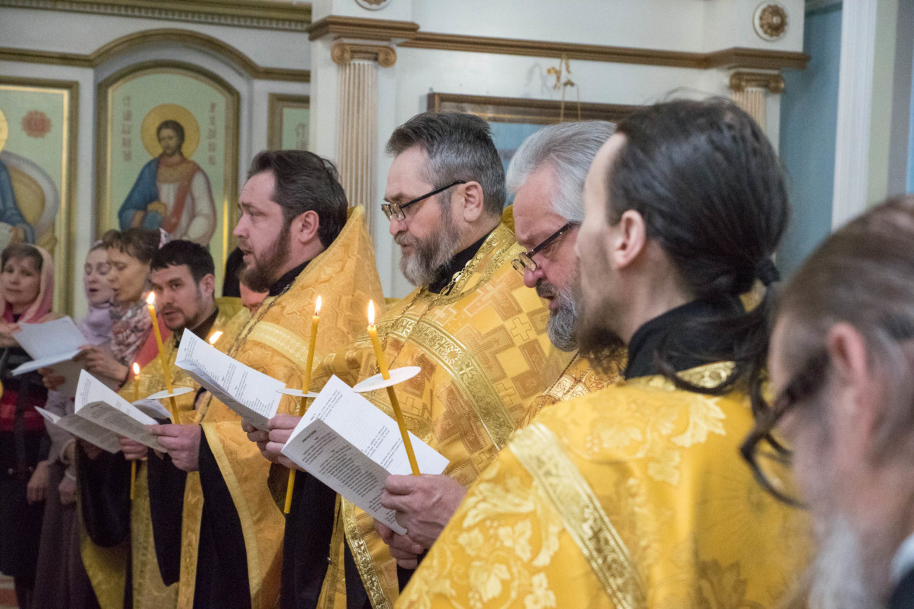 родители в церкви