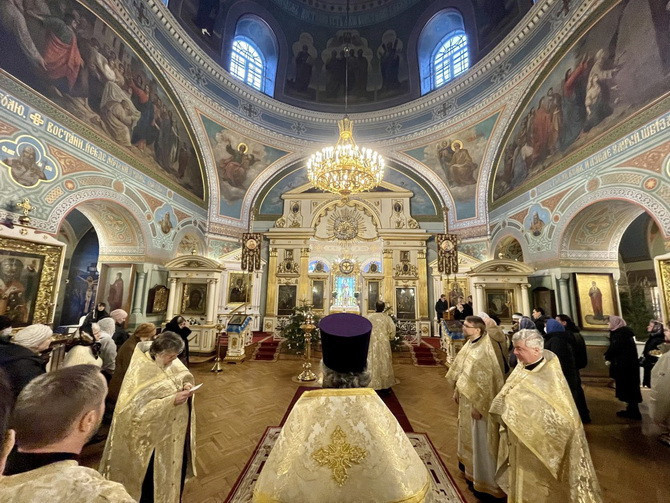 Служба в Смоленской церкви, Санкт-Петербург