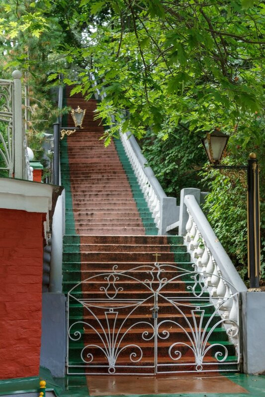Парадная лестница, Псково-Печерский монастырь