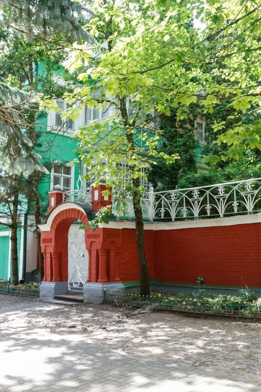 Ограждение сада у дома монастырского наместника