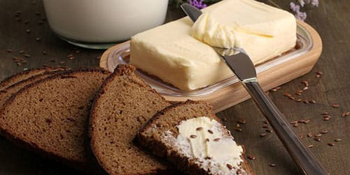есть черный хлеб с маслом