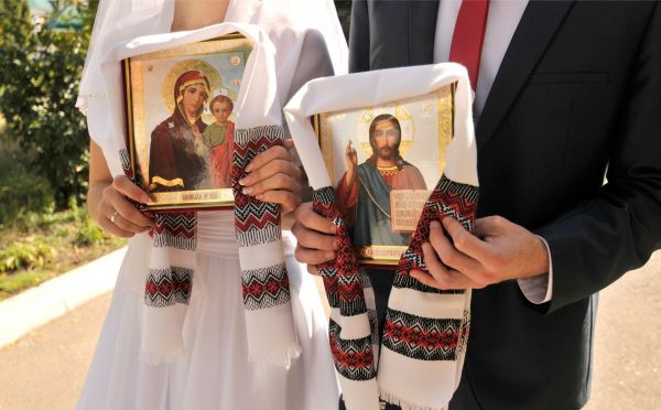 Мужчина и женщина с иконами